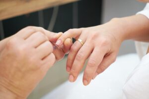 睡眠不足がニキビに与える影響とナイアシンアミド美容液の効果は何日で実感できる？