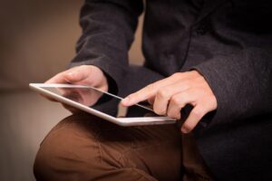 繰り返すニキビを触る癖をやめる方法は？